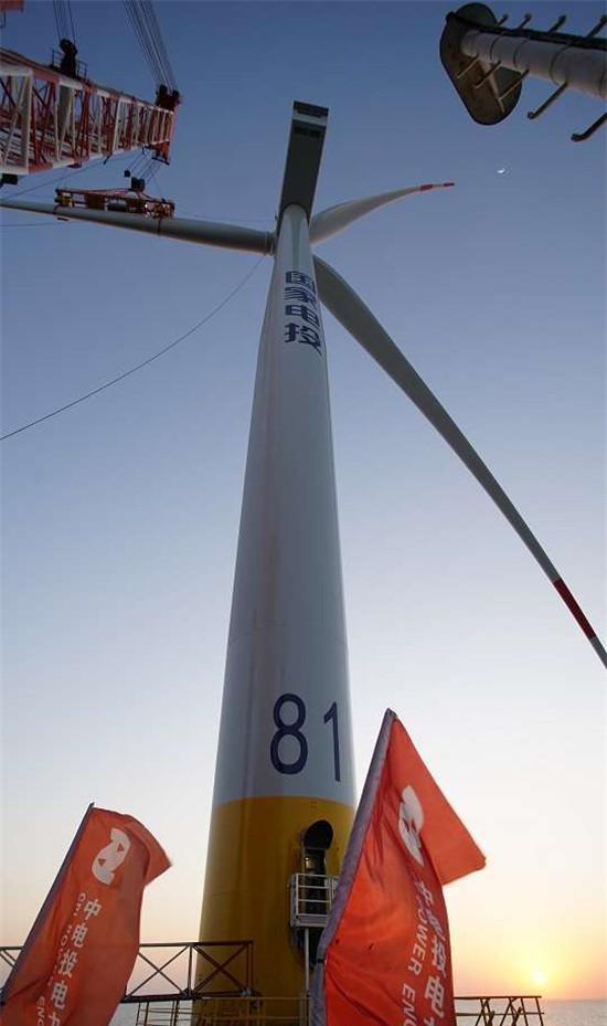 Wristrong hoisting 257 ton wind turbine